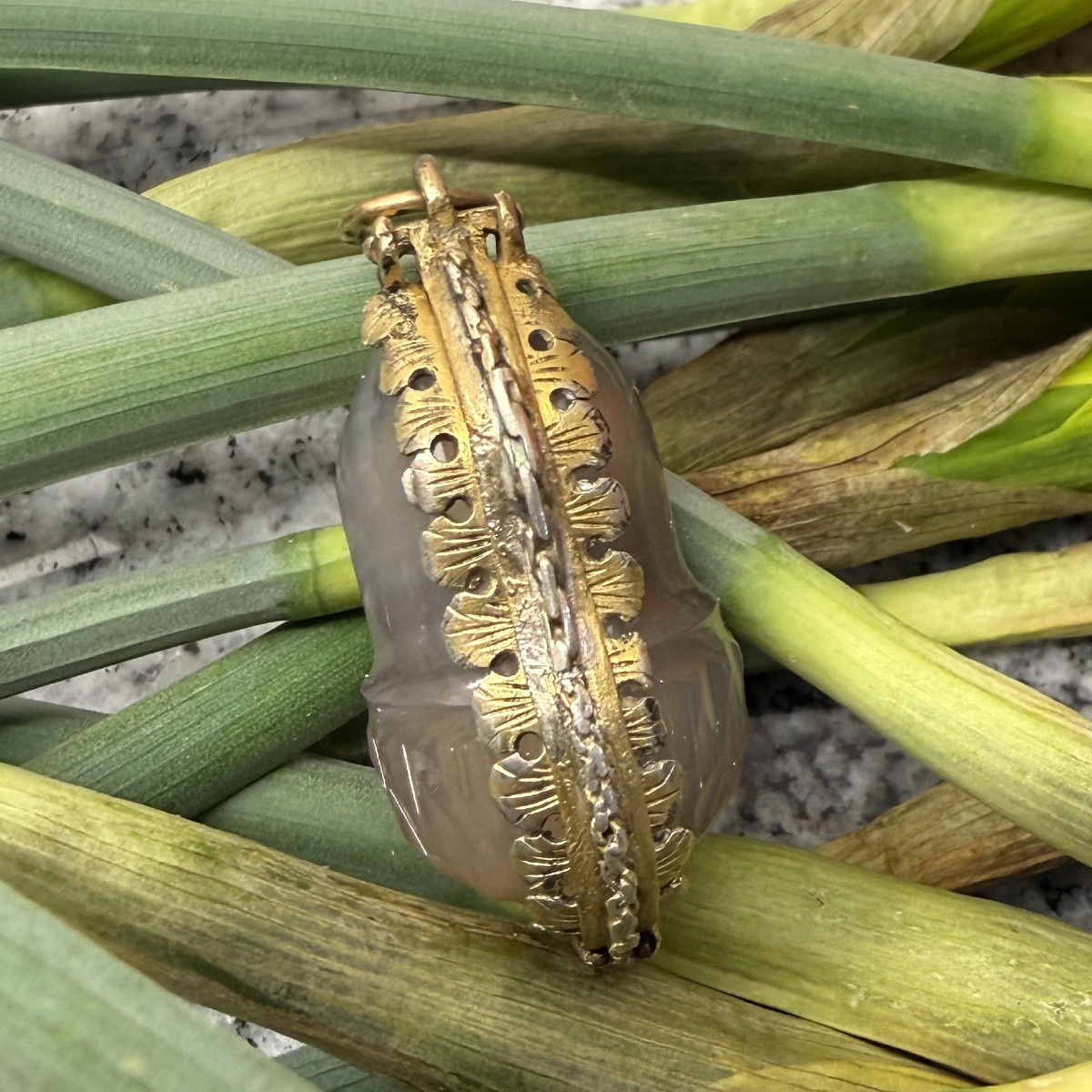 Pendentif œil de crabe en agate et argent doré. Allemagne, fin du XVIIe siècle.  -photo-7