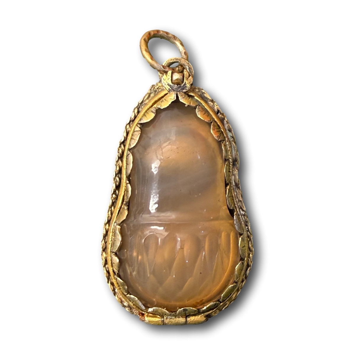 Pendentif œil de crabe en agate et argent doré. Allemagne, fin du XVIIe siècle.  