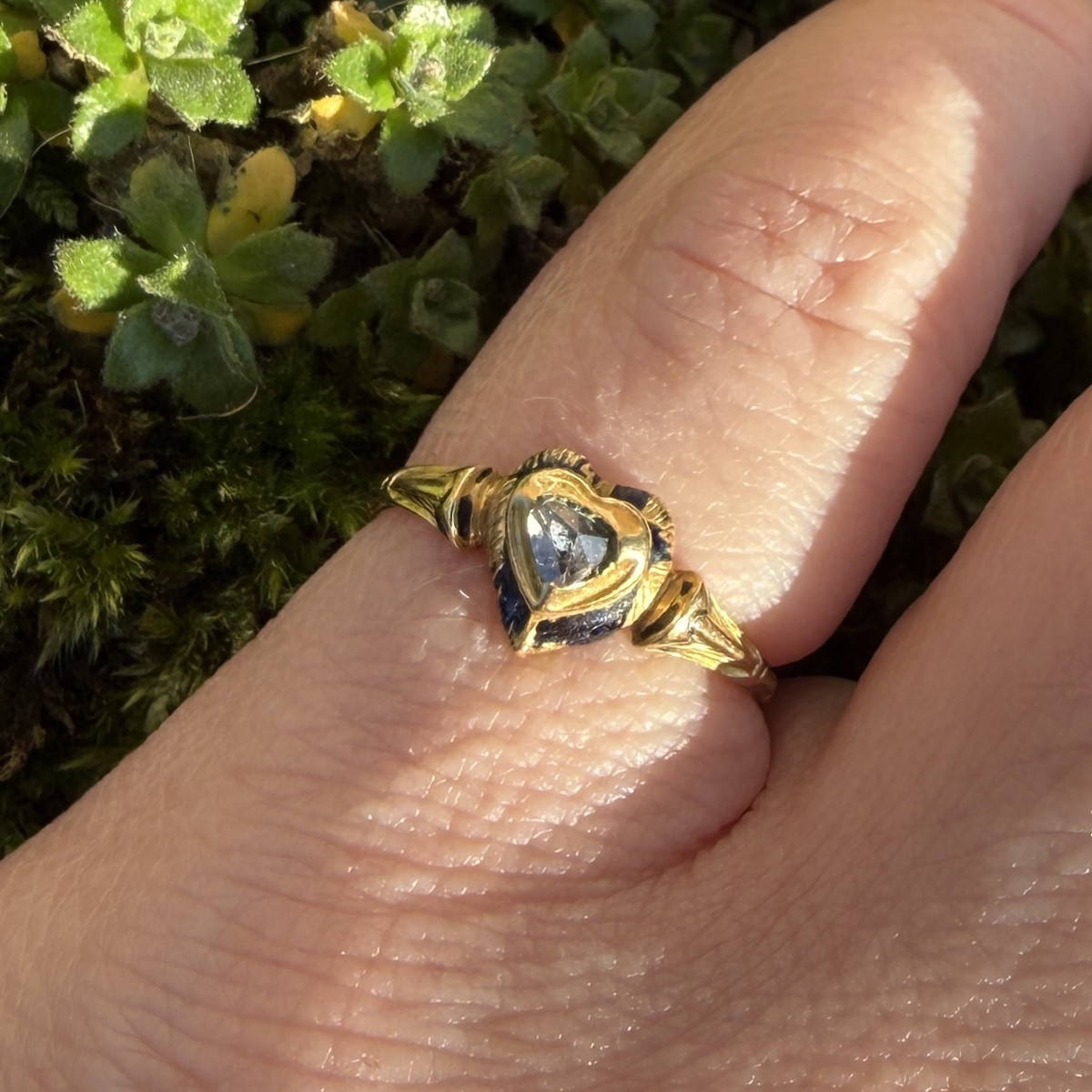 Bague d'amour en émail et diamant en forme de cœur. Europe occidentale, XVIIe siècle.  -photo-3