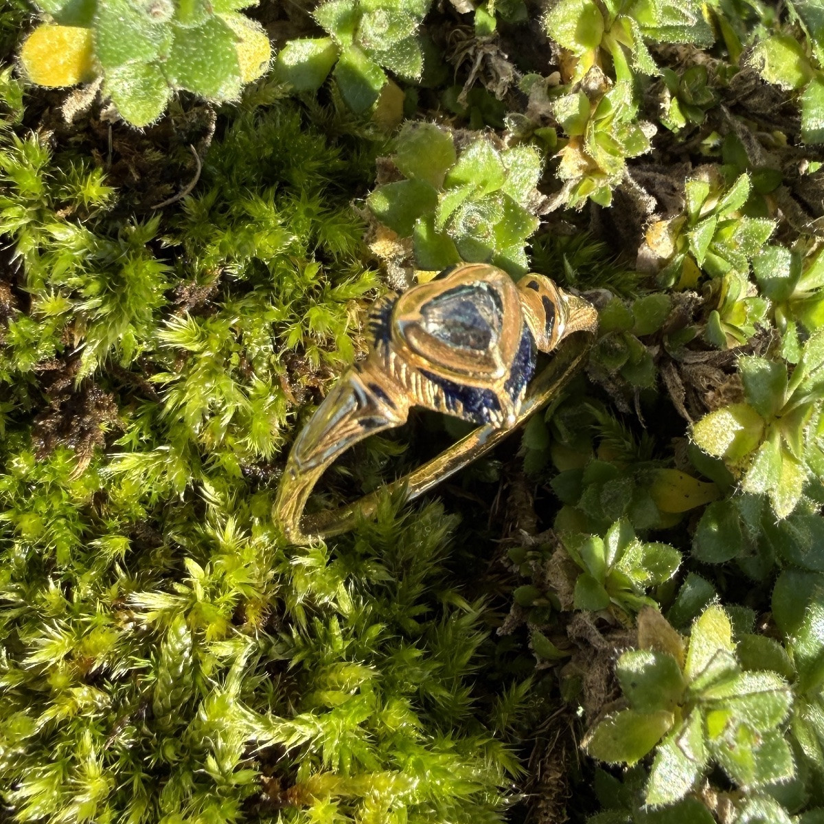 Bague d'amour en émail et diamant en forme de cœur. Europe occidentale, XVIIe siècle.  -photo-4