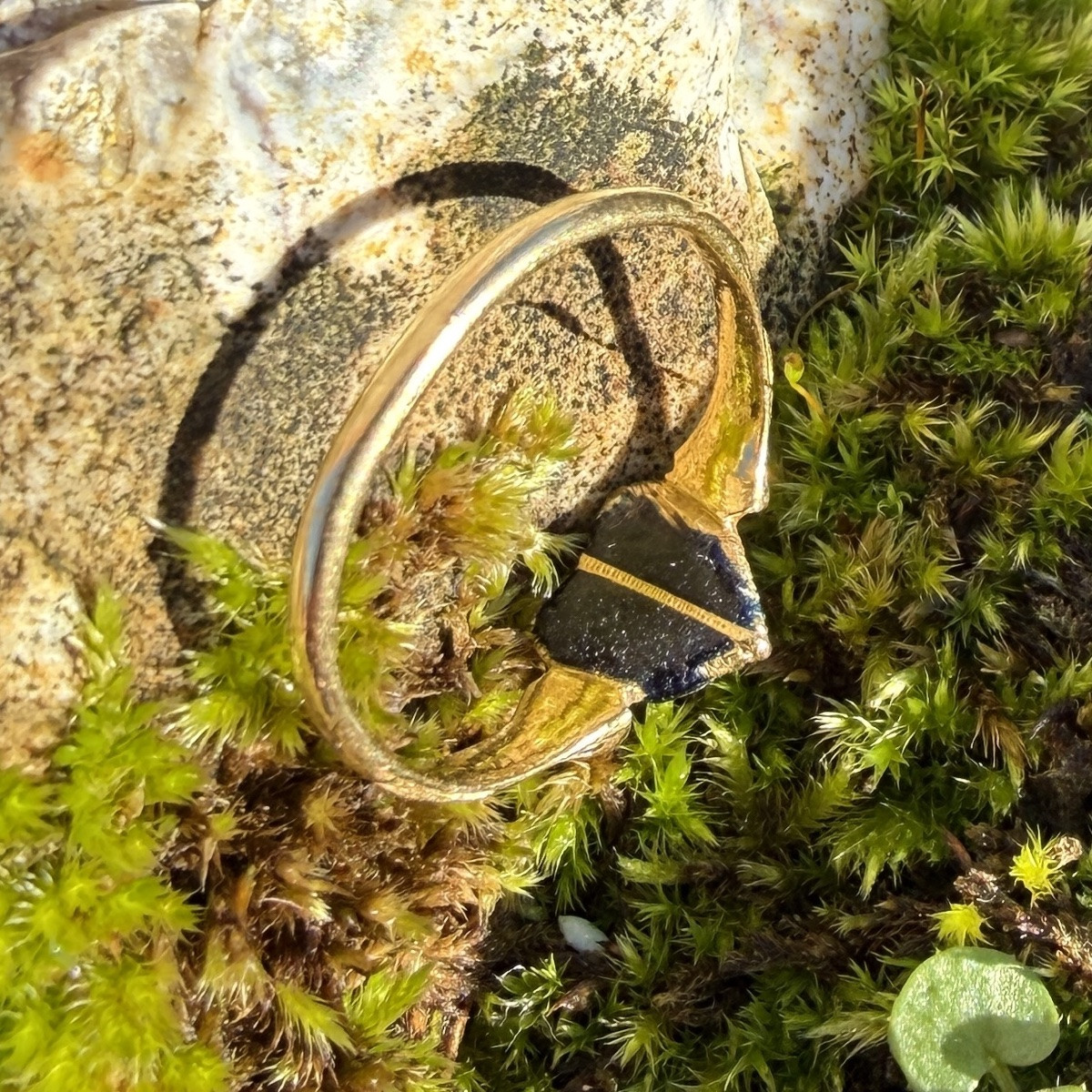 Bague d'amour en émail et diamant en forme de cœur. Europe occidentale, XVIIe siècle.  -photo-4