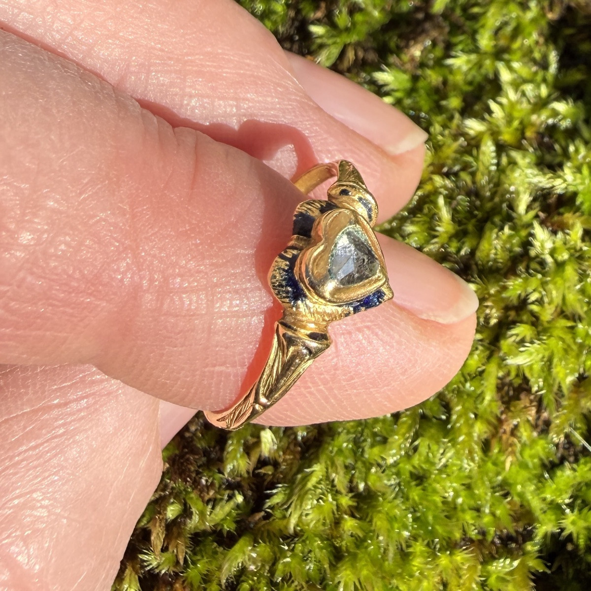 Bague d'amour en émail et diamant en forme de cœur. Europe occidentale, XVIIe siècle.  -photo-6