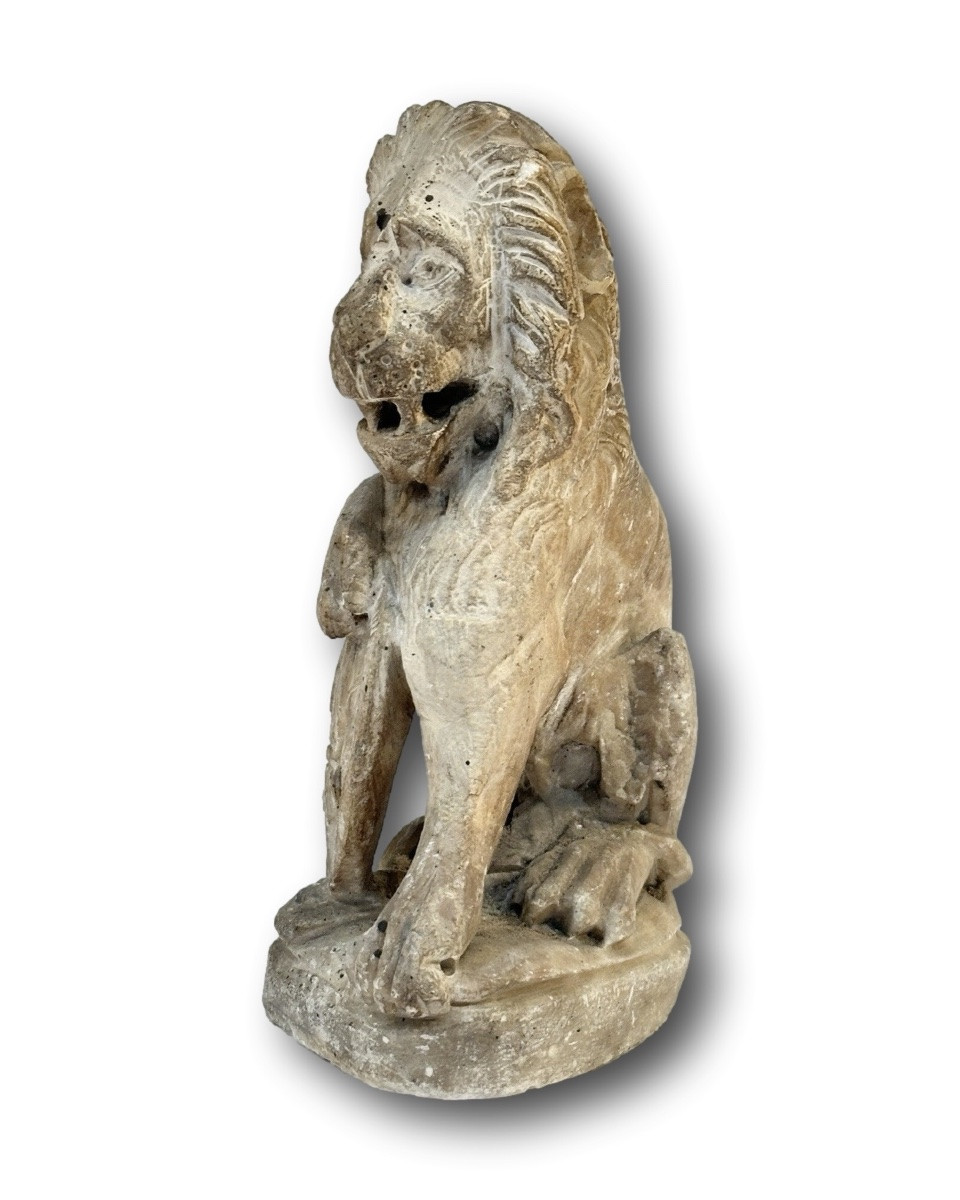 Lion héraldique en marbre à écusson fleur-de-lys. France, XVIIe siècle.  -photo-2