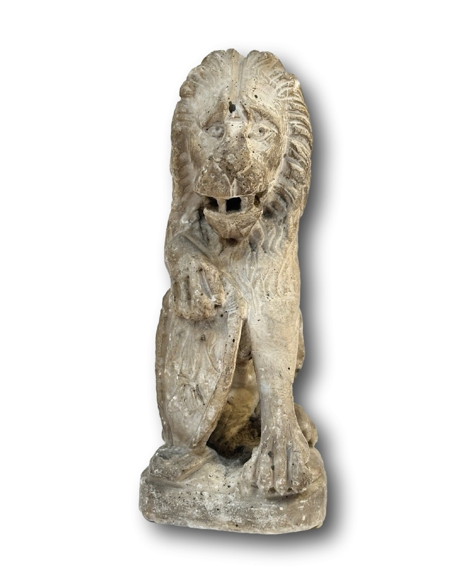 Lion héraldique en marbre à écusson fleur-de-lys. France, XVIIe siècle.  -photo-3