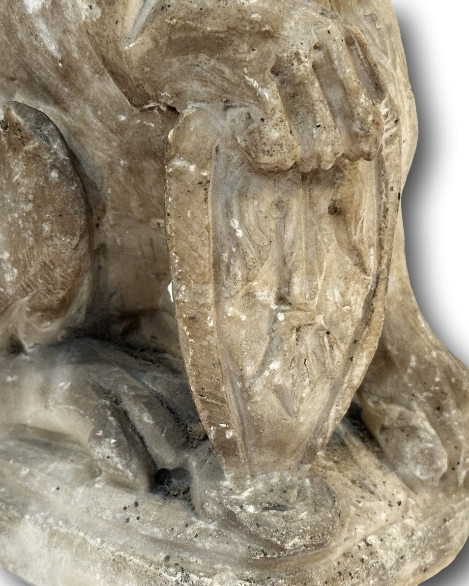 Lion héraldique en marbre à écusson fleur-de-lys. France, XVIIe siècle.  -photo-1
