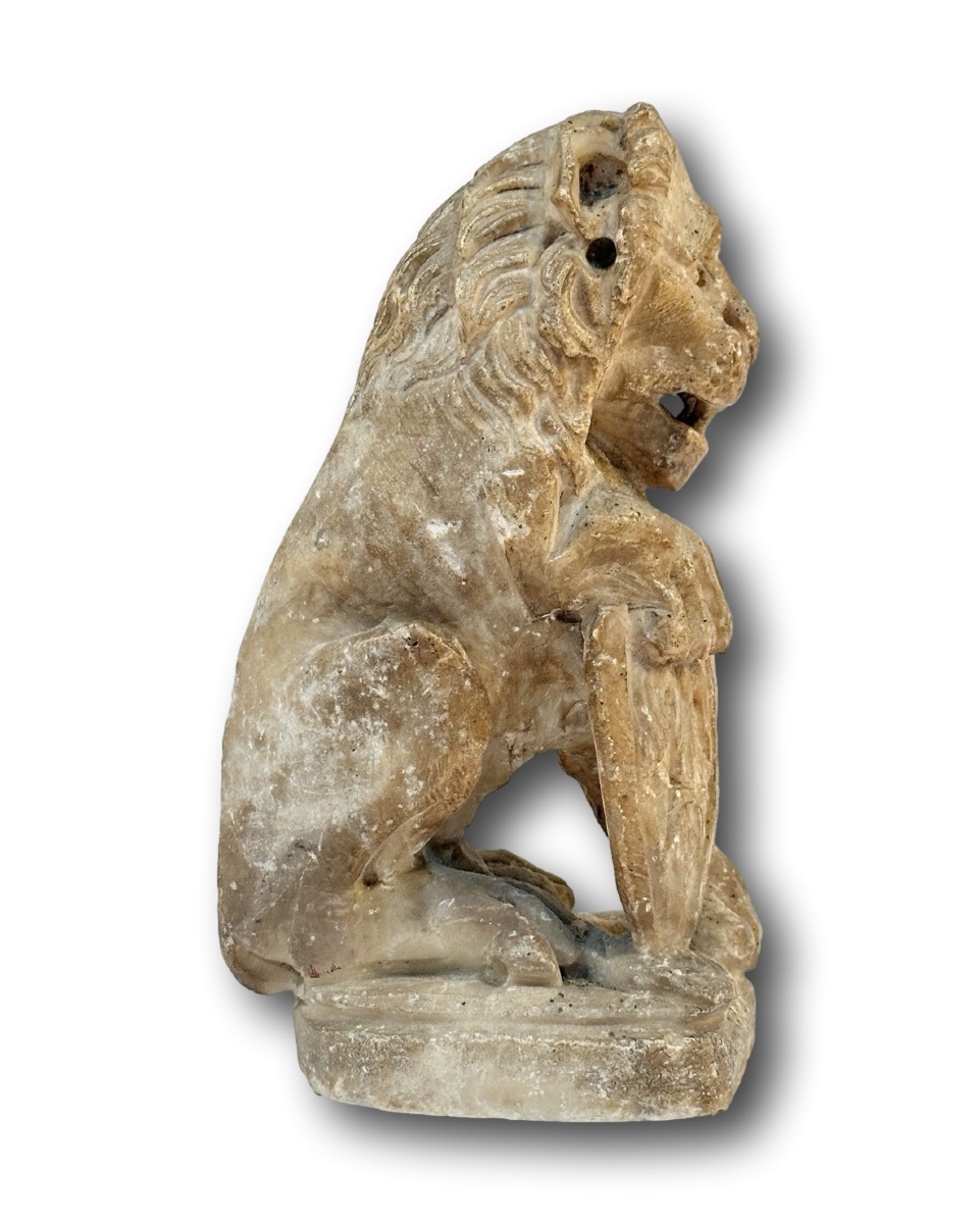 Lion héraldique en marbre à écusson fleur-de-lys. France, XVIIe siècle.  -photo-2
