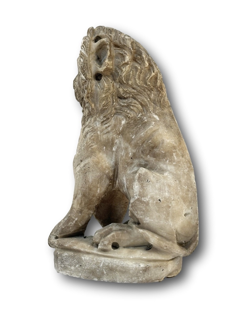 Lion héraldique en marbre à écusson fleur-de-lys. France, XVIIe siècle.  -photo-3