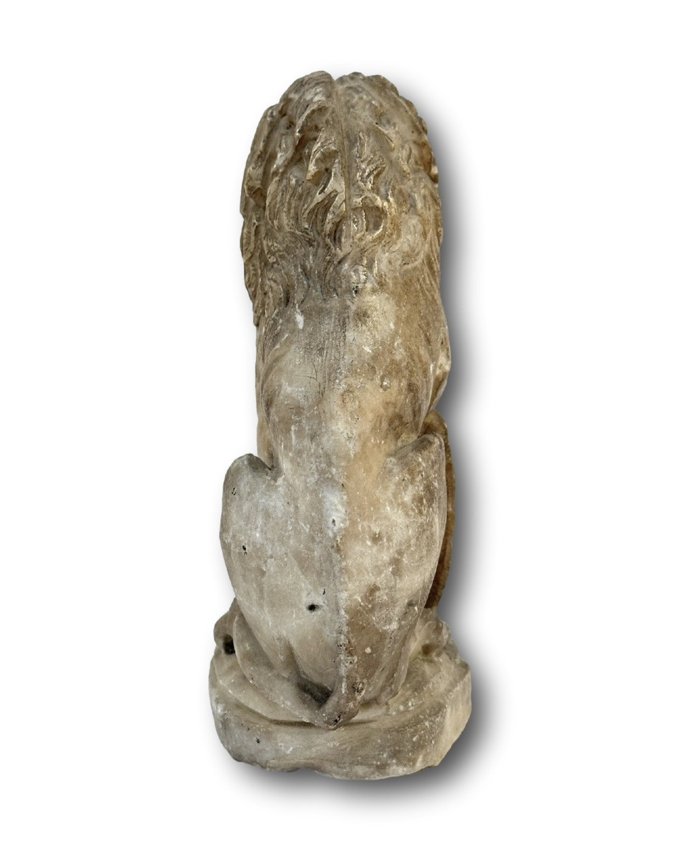 Lion héraldique en marbre à écusson fleur-de-lys. France, XVIIe siècle.  -photo-5