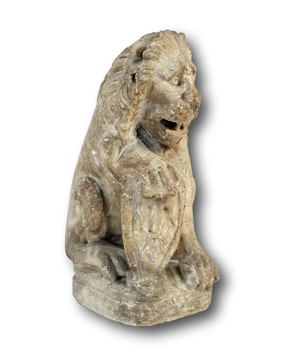 Lion héraldique en marbre à écusson fleur-de-lys. France, XVIIe siècle.  