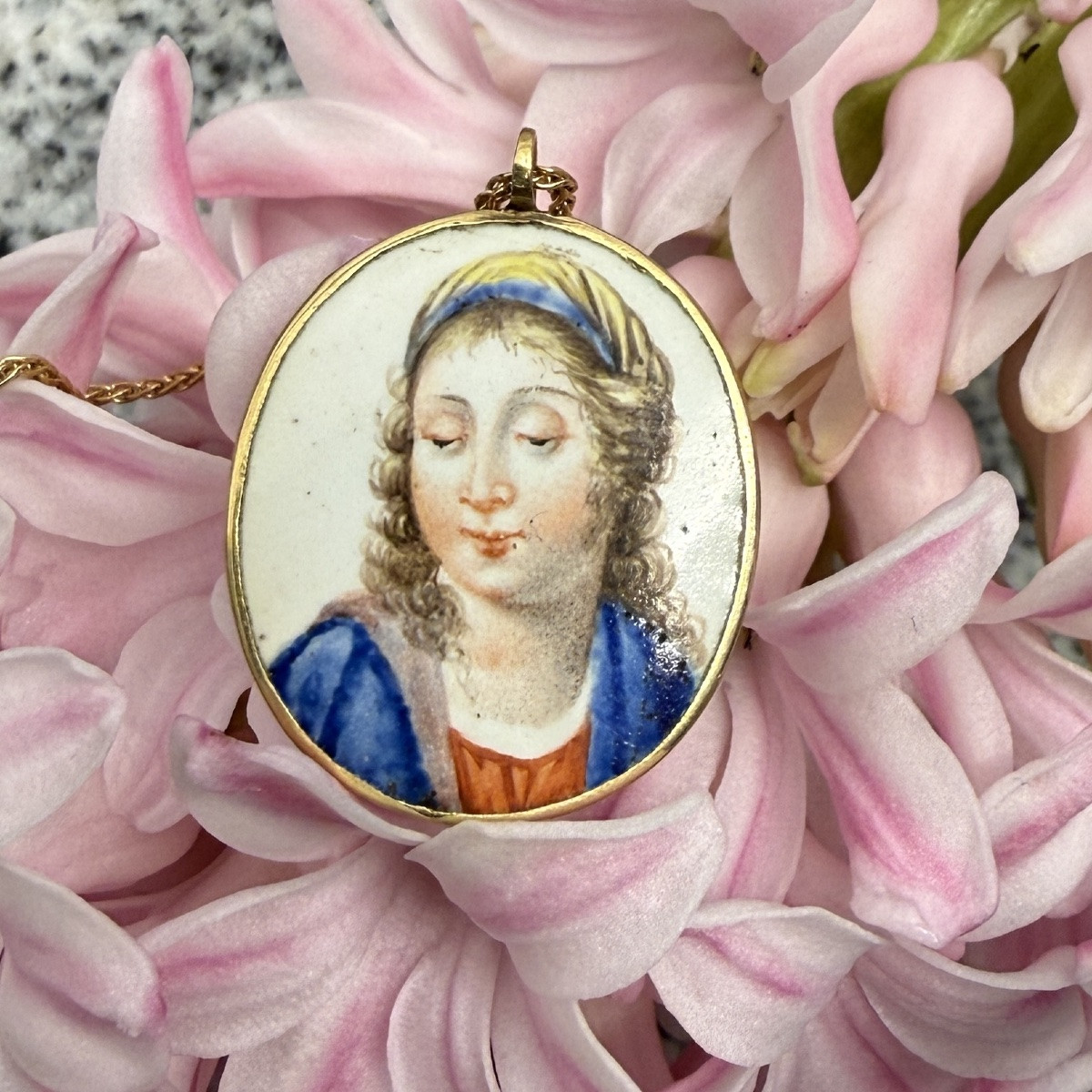 Pendentif double face en émail et or : La Vierge et le Christ. France, XVIIe siècle.  -photo-4