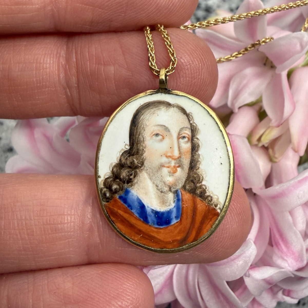 Pendentif double face en émail et or : La Vierge et le Christ. France, XVIIe siècle.  -photo-1