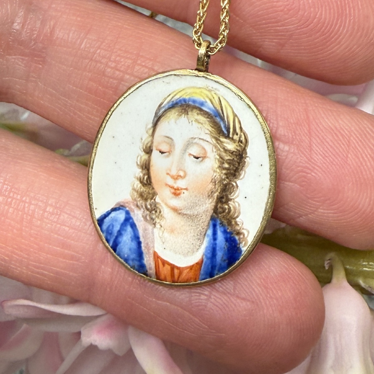 Pendentif double face en émail et or : La Vierge et le Christ. France, XVIIe siècle.  -photo-3