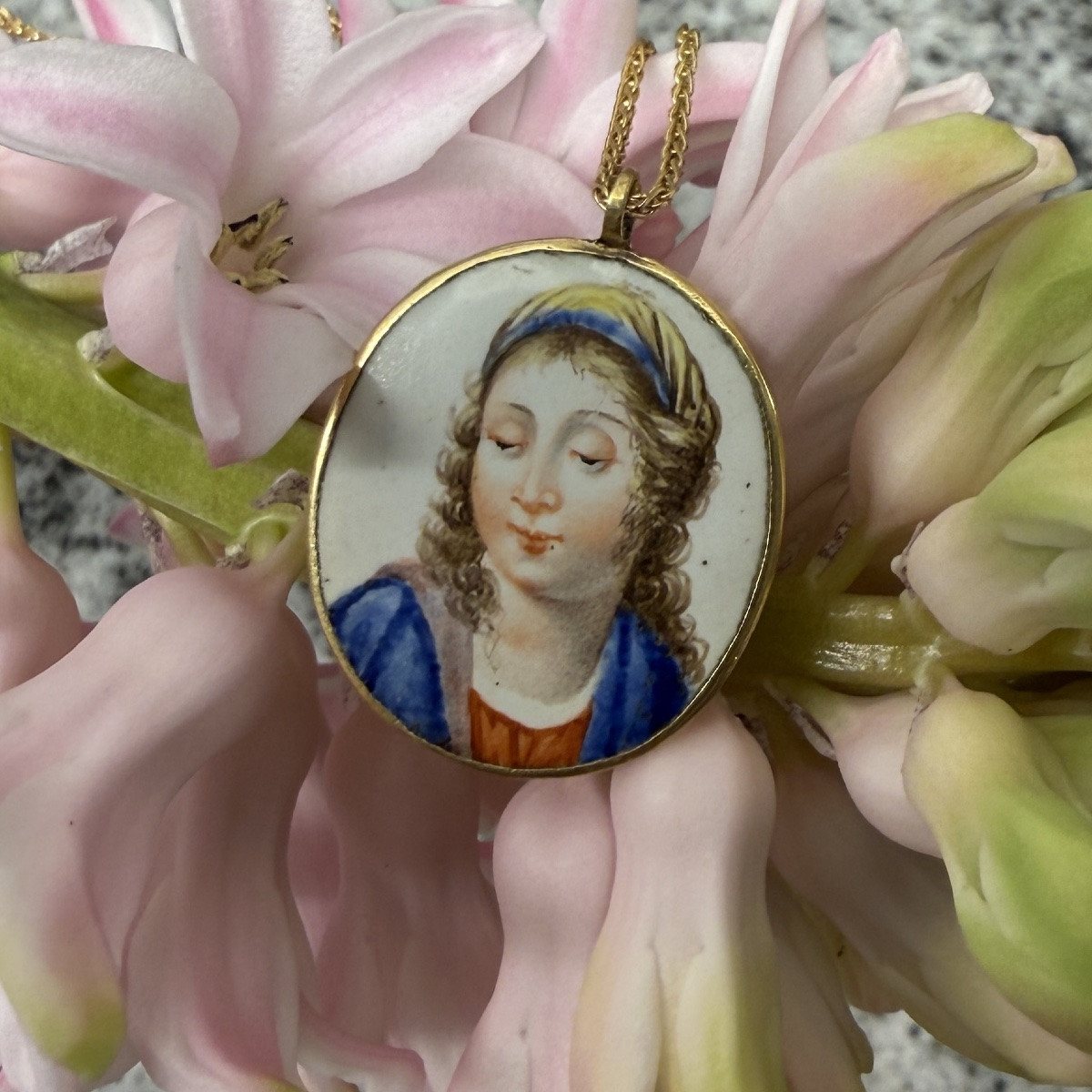 Pendentif double face en émail et or : La Vierge et le Christ. France, XVIIe siècle.  -photo-4