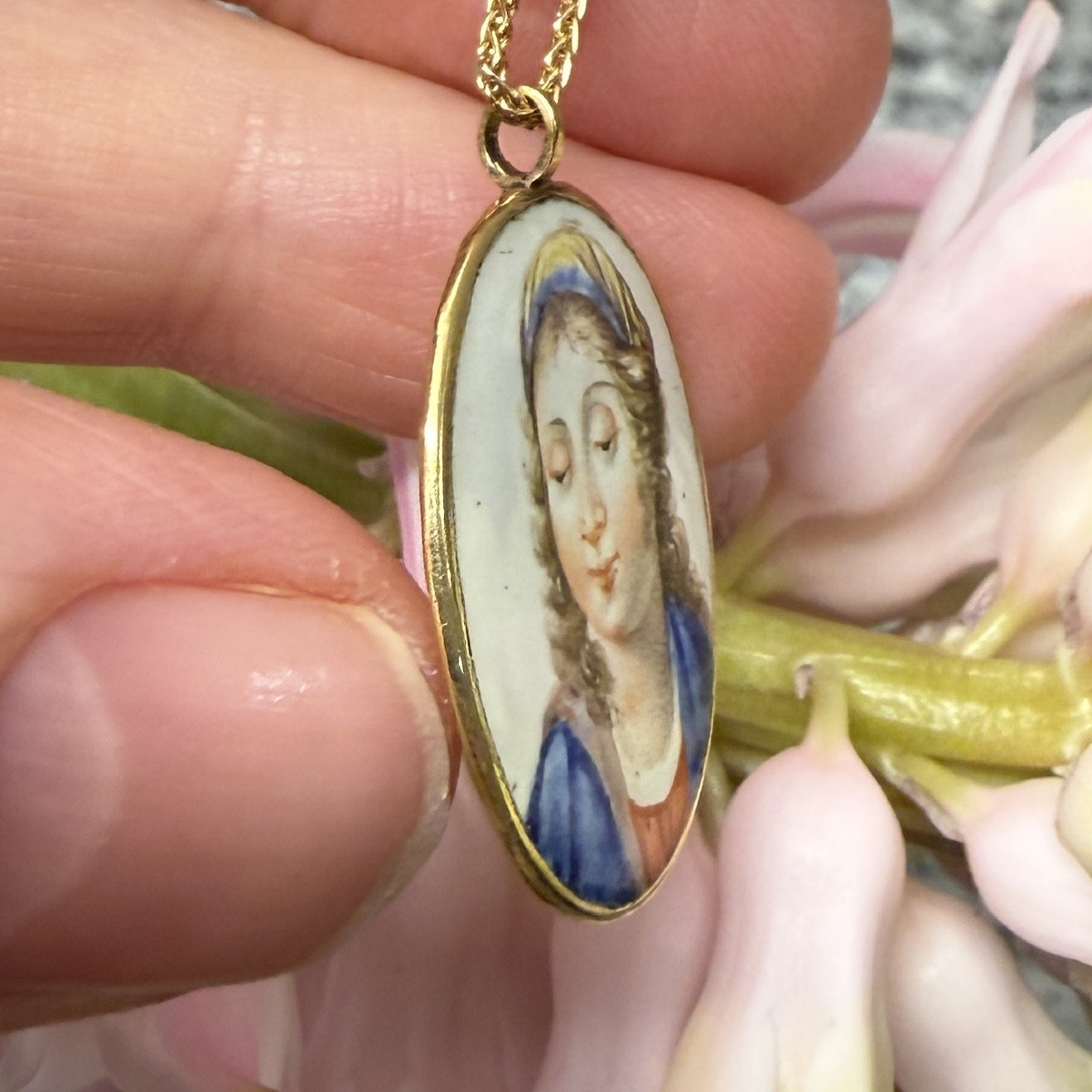 Pendentif double face en émail et or : La Vierge et le Christ. France, XVIIe siècle.  -photo-5