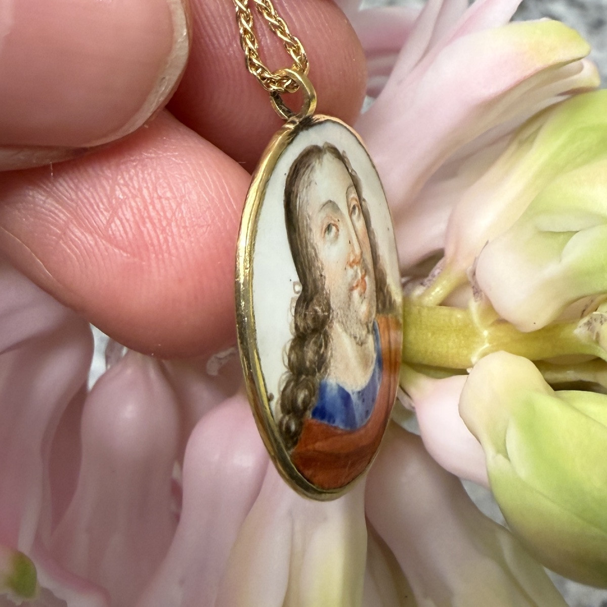 Pendentif double face en émail et or : La Vierge et le Christ. France, XVIIe siècle.  -photo-6