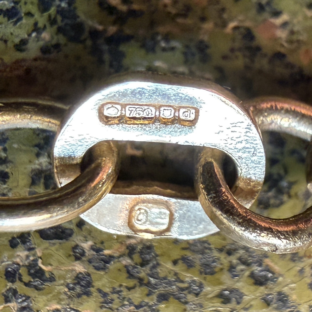 Pendentif double face en émail et or : La Vierge et le Christ. France, XVIIe siècle.  -photo-8