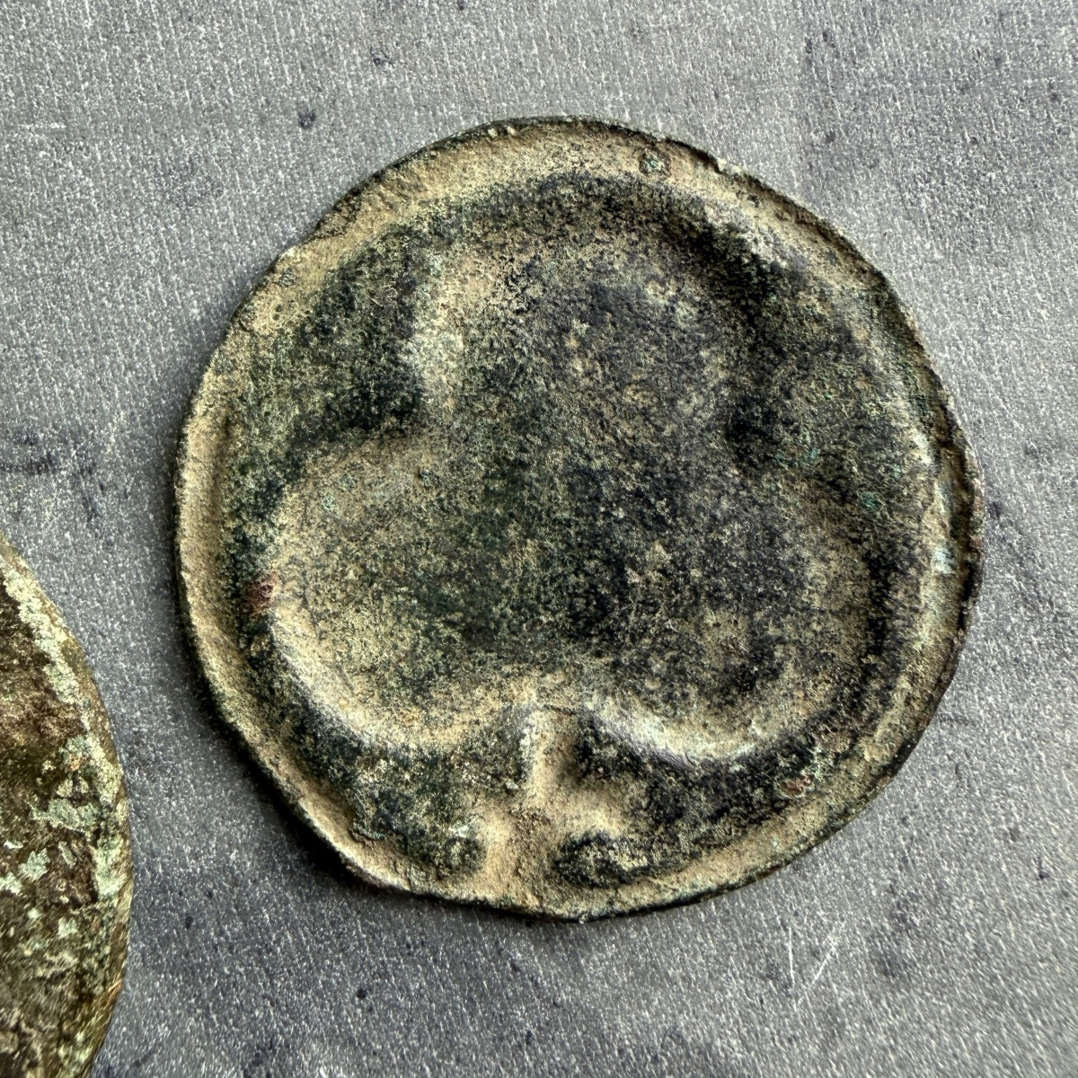 Two Champlevé Enamelled Bronze Roundels. English, 13th/14th Century.-photo-3