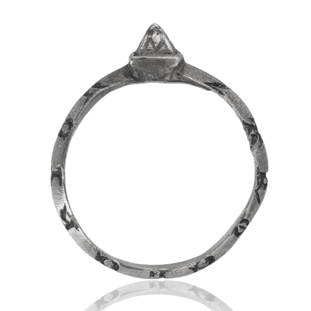 Bague amulette médiévale en argent gravée des noms des Rois mages. Angleterre, XIIIe siècle.  -photo-2