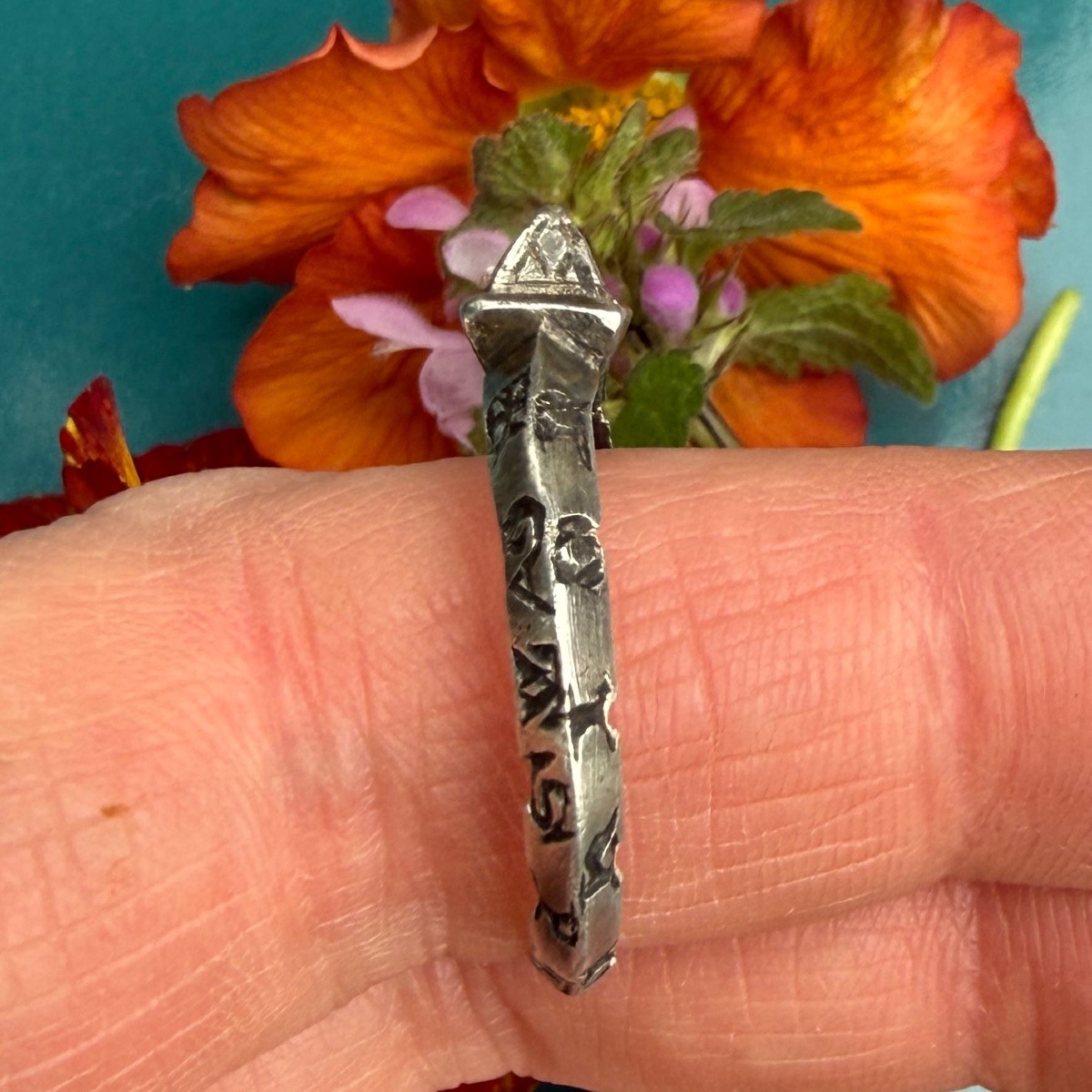 Bague amulette médiévale en argent gravée des noms des Rois mages. Angleterre, XIIIe siècle.  -photo-1