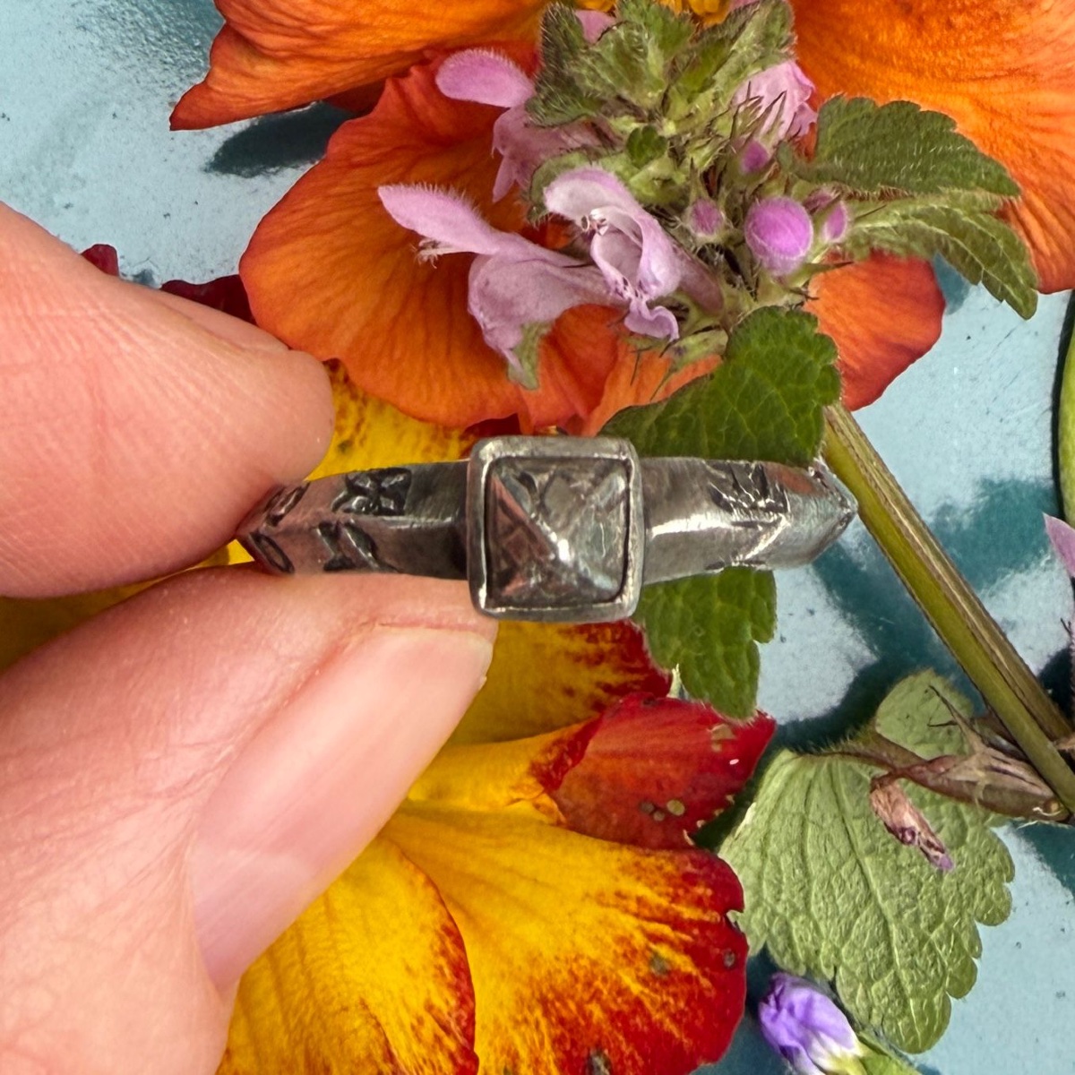 Bague amulette médiévale en argent gravée des noms des Rois mages. Angleterre, XIIIe siècle.  -photo-3