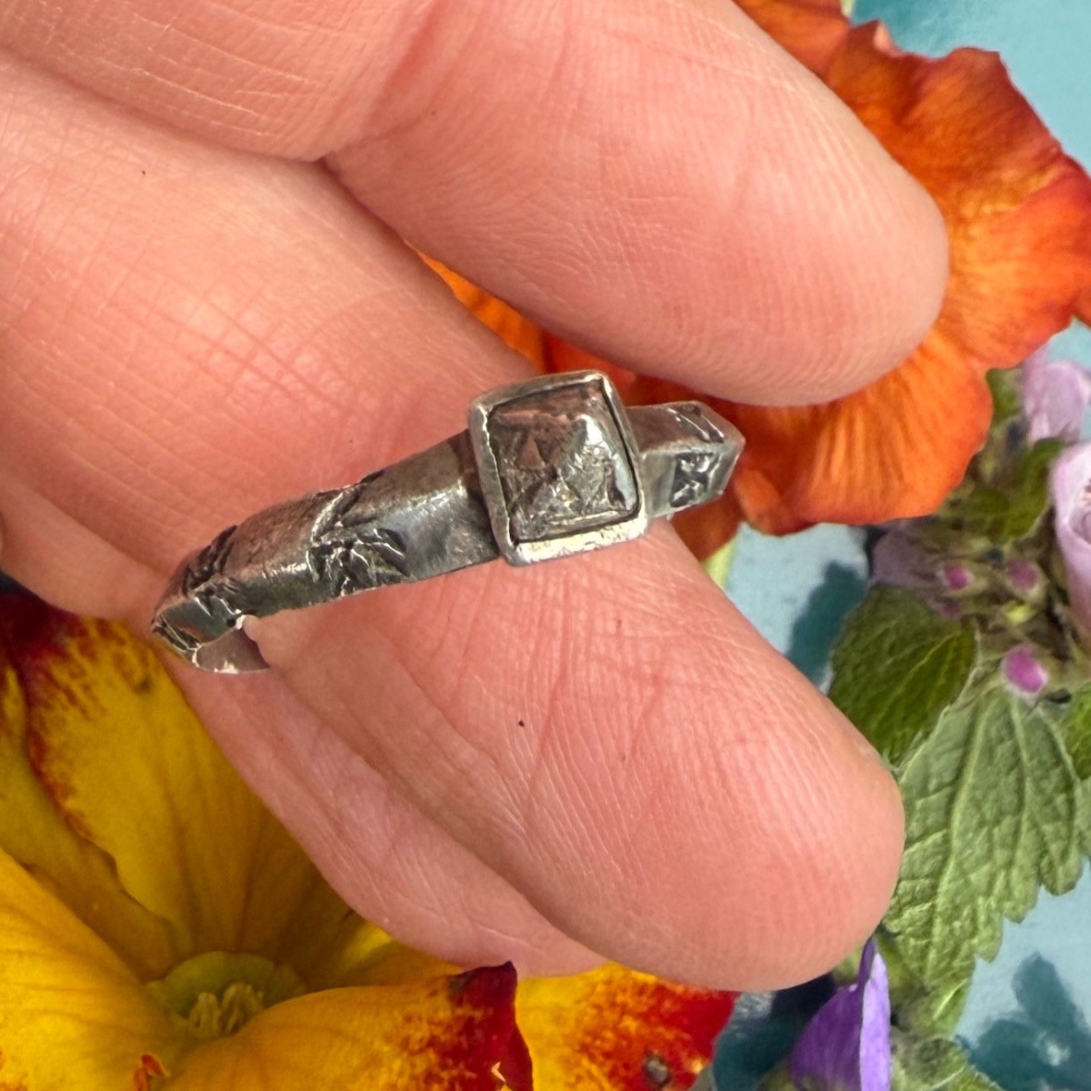 Bague amulette médiévale en argent gravée des noms des Rois mages. Angleterre, XIIIe siècle.  -photo-4