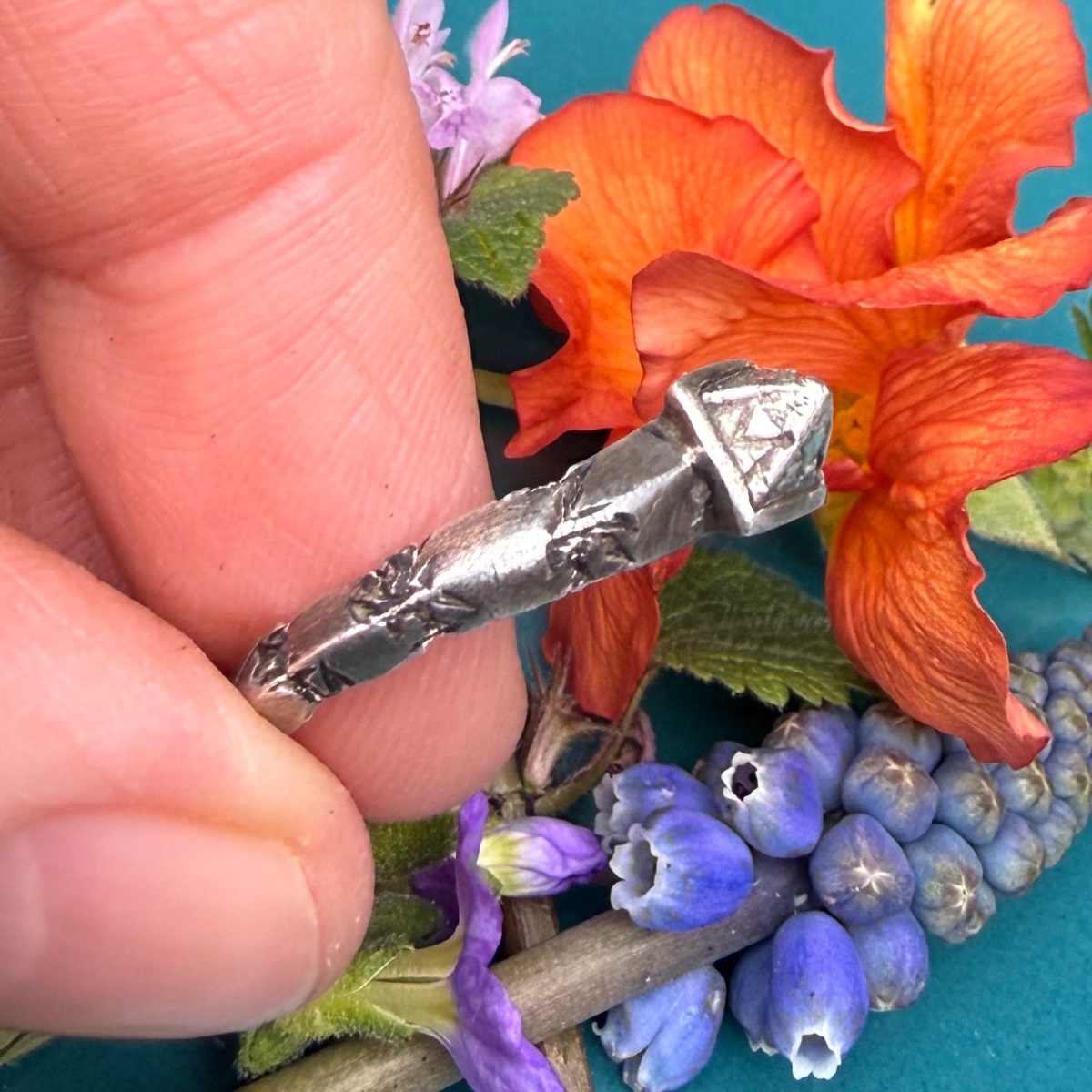 Bague amulette médiévale en argent gravée des noms des Rois mages. Angleterre, XIIIe siècle.  -photo-6