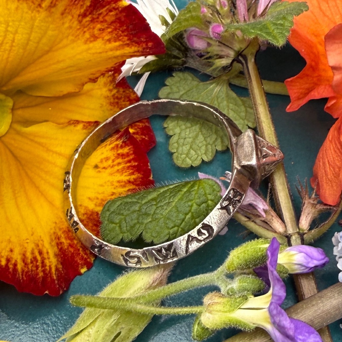 Bague amulette médiévale en argent gravée des noms des Rois mages. Angleterre, XIIIe siècle.  -photo-7