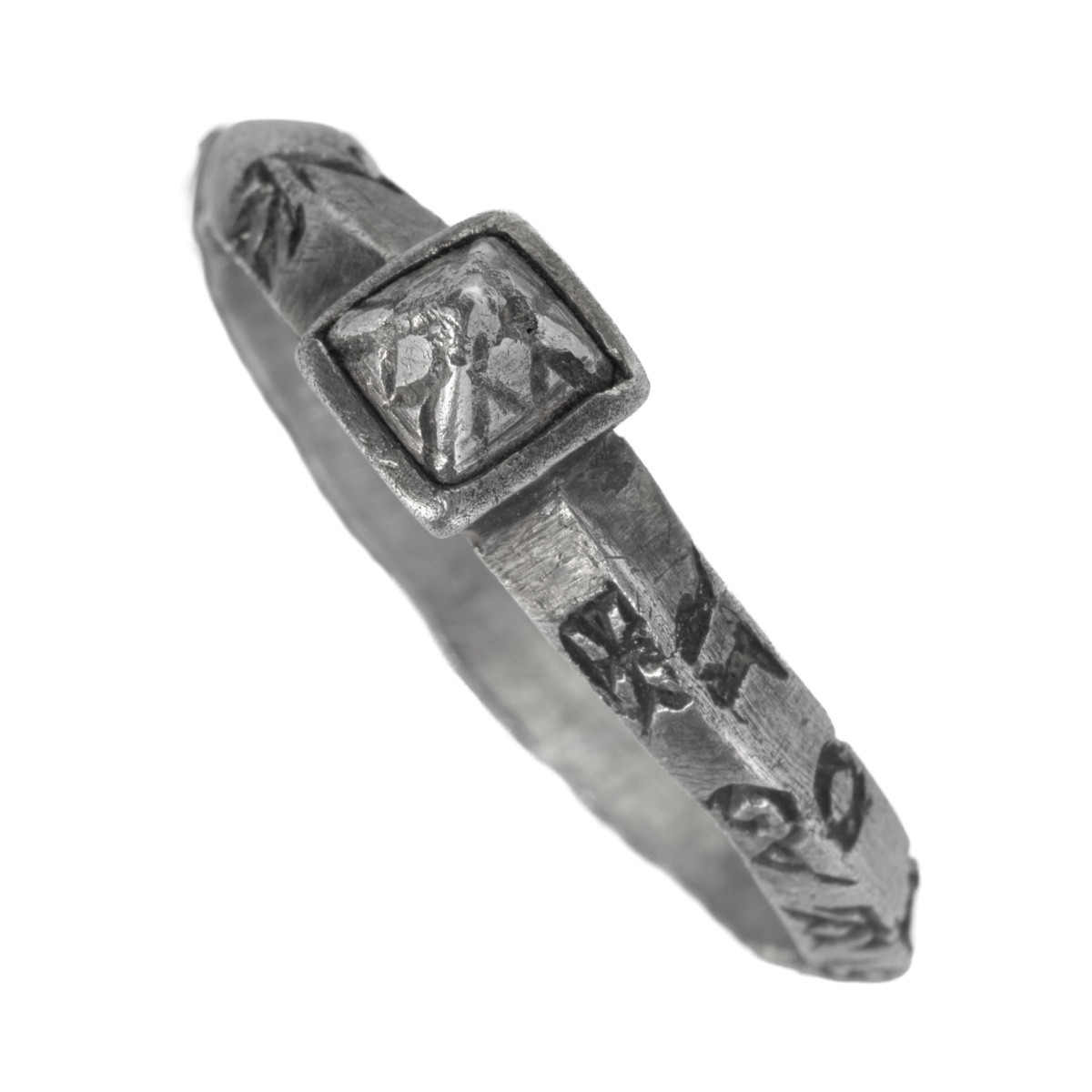 Bague amulette médiévale en argent gravée des noms des Rois mages. Angleterre, XIIIe siècle.  