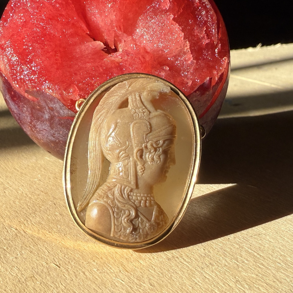 Camée en sardonyx montée sur or, représentant la déesse grecque Athéna. Italie, XVIIIe siècle. -photo-2