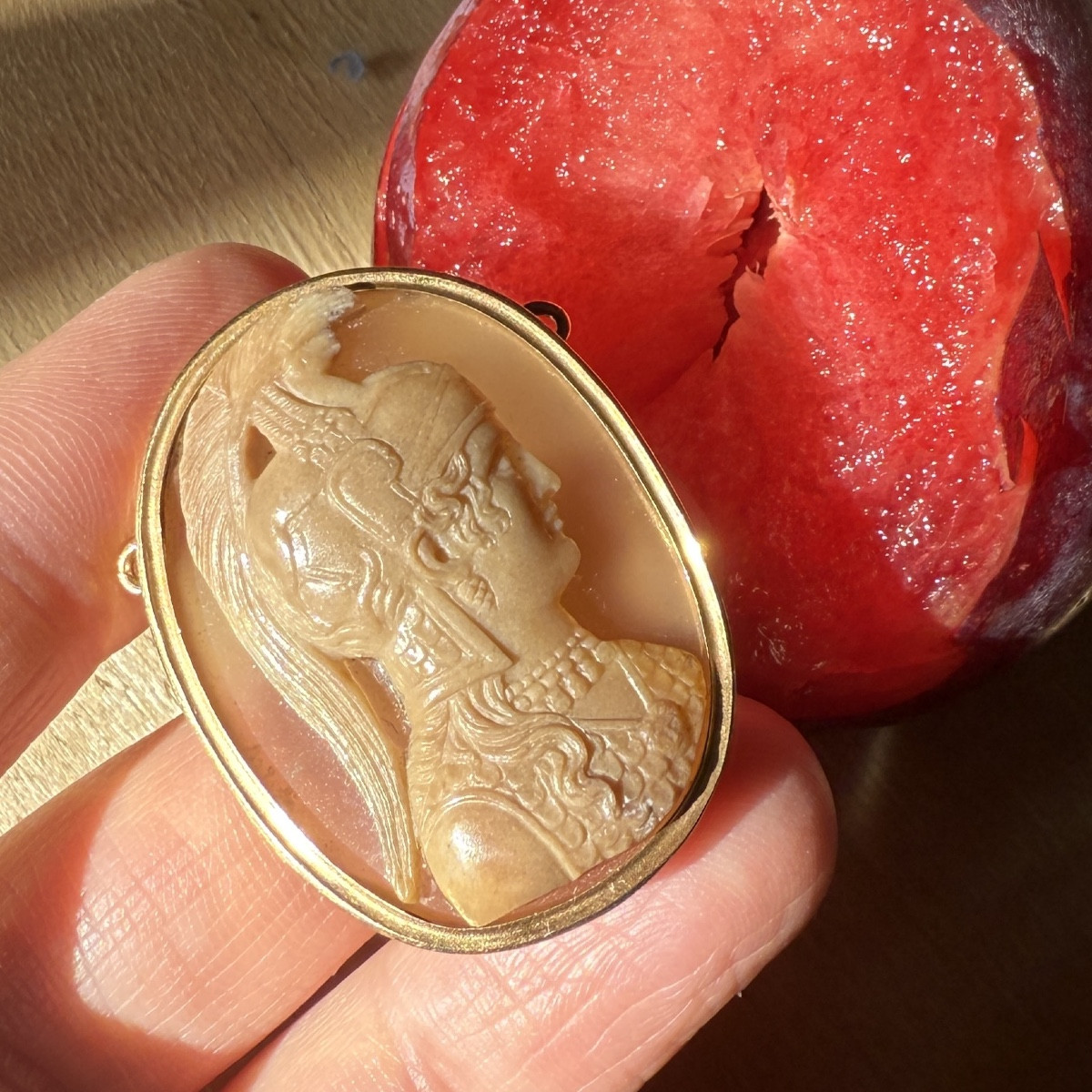 Camée en sardonyx montée sur or, représentant la déesse grecque Athéna. Italie, XVIIIe siècle. 