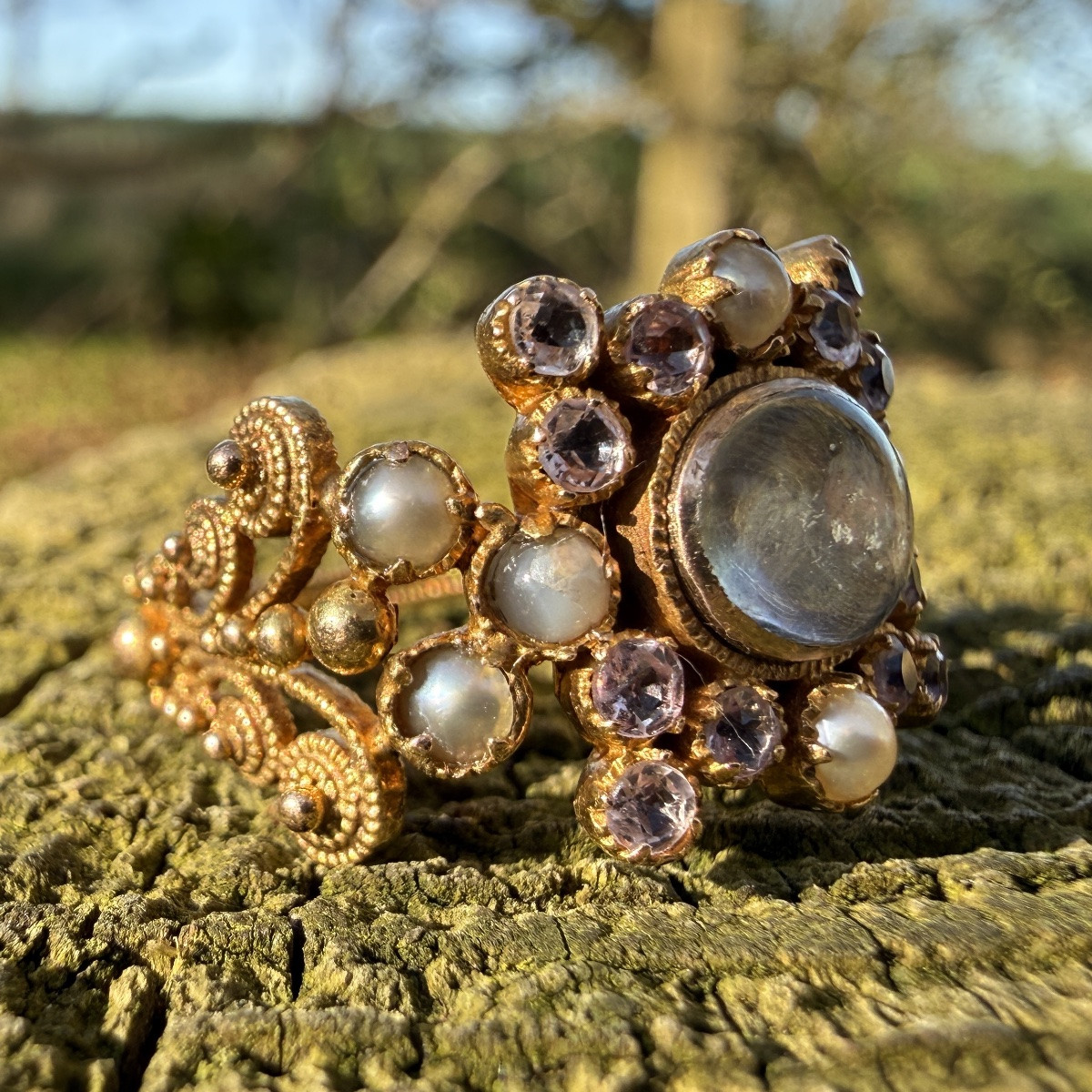 Bague de deuil en or ornée de cannetilles et de topazes roses. Angleterre, vers 1823.  -photo-6