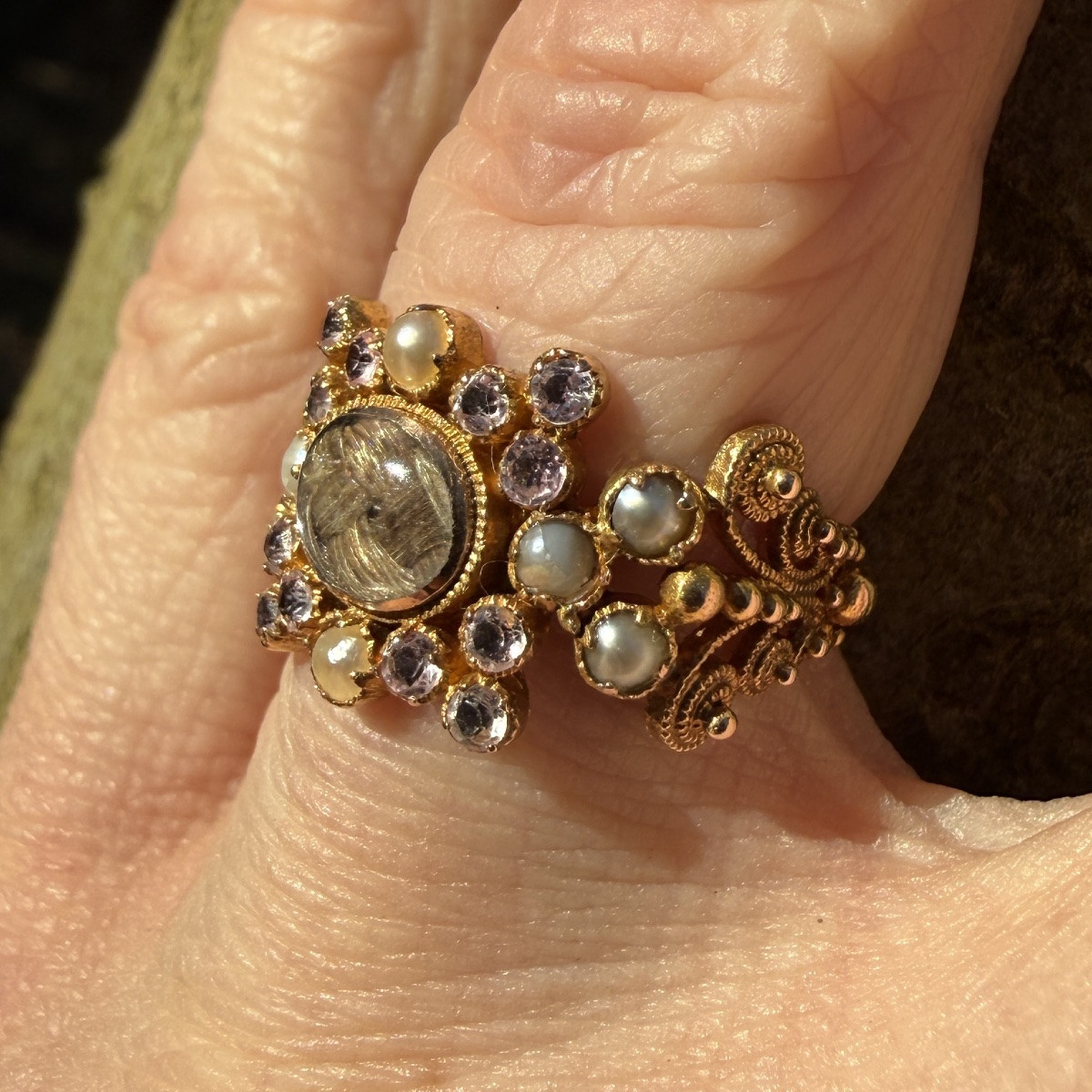 Bague de deuil en or ornée de cannetilles et de topazes roses. Angleterre, vers 1823.  -photo-7