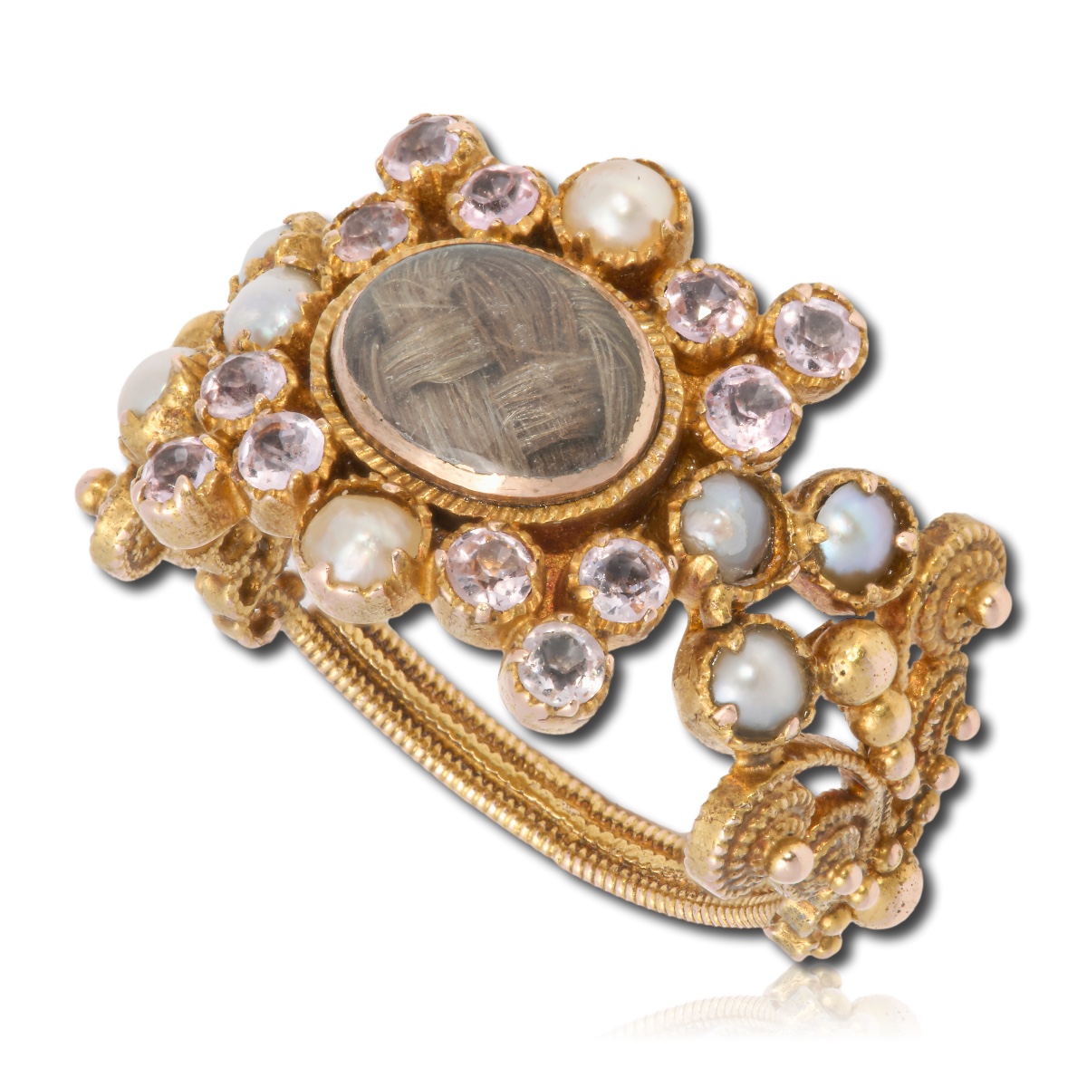 Bague de deuil en or ornée de cannetilles et de topazes roses. Angleterre, vers 1823.  