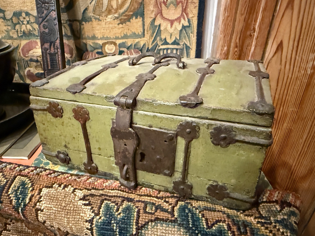 Coffret gothique en bois à ferrures. France, XVe siècle.  -photo-3