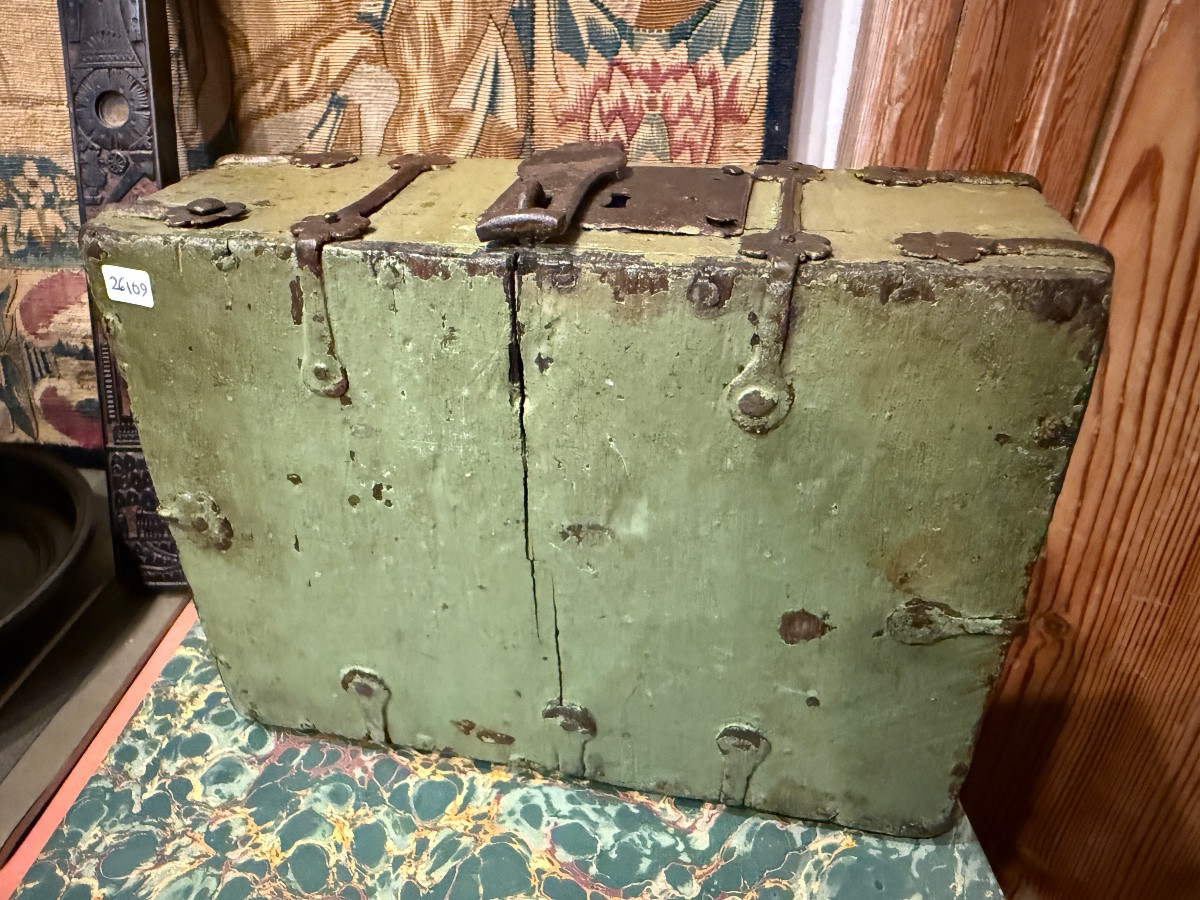 Coffret gothique en bois à ferrures. France, XVe siècle.  -photo-4