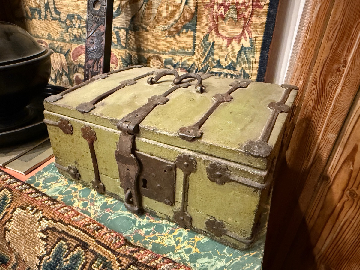 Coffret gothique en bois à ferrures. France, XVe siècle.  -photo-1