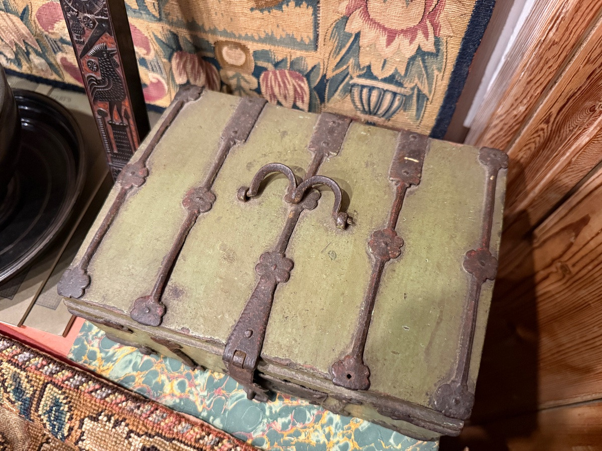 Coffret gothique en bois à ferrures. France, XVe siècle.  -photo-2