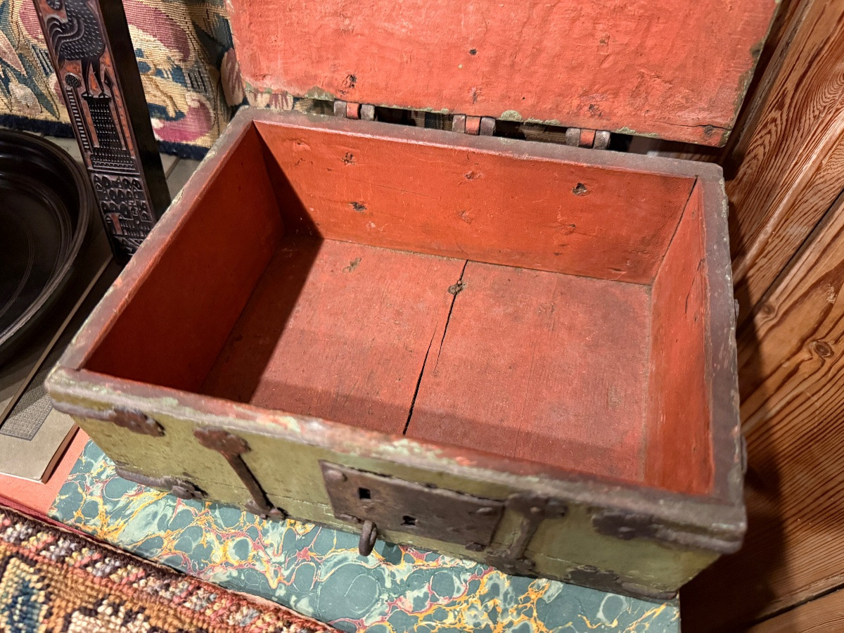 Coffret gothique en bois à ferrures. France, XVe siècle.  -photo-3