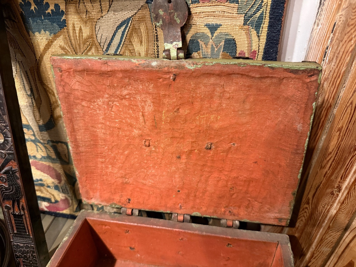 Coffret gothique en bois à ferrures. France, XVe siècle.  -photo-4