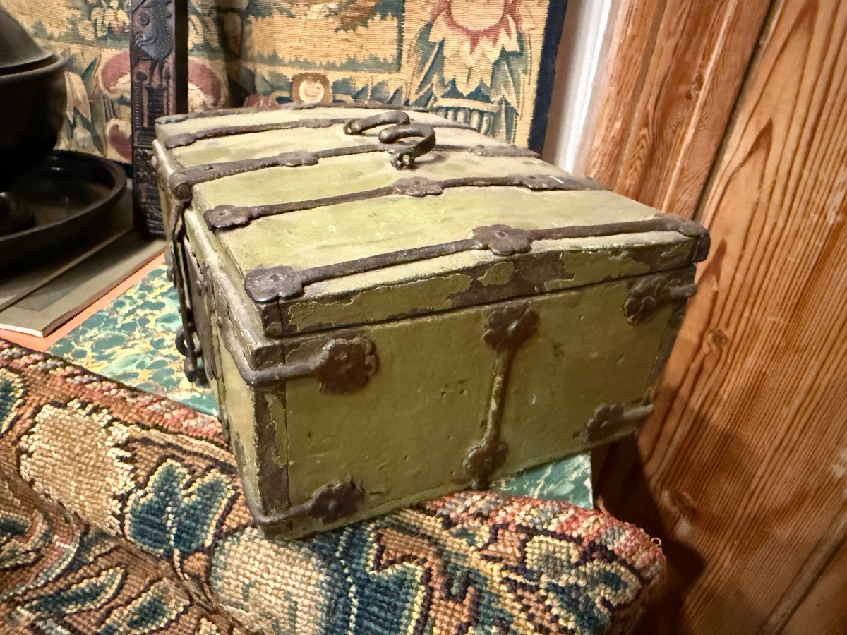 Coffret gothique en bois à ferrures. France, XVe siècle.  -photo-5