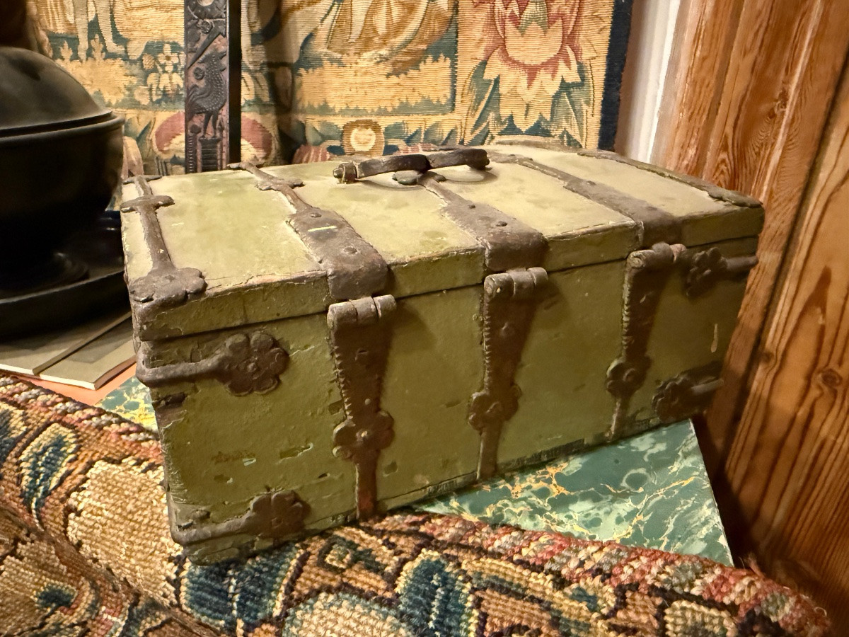 Coffret gothique en bois à ferrures. France, XVe siècle.  -photo-6