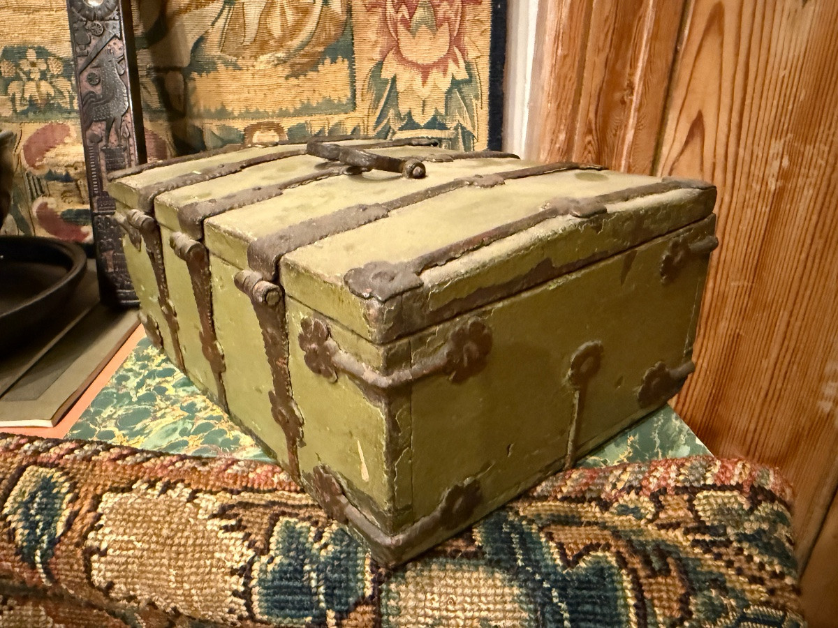 Coffret gothique en bois à ferrures. France, XVe siècle.  -photo-7