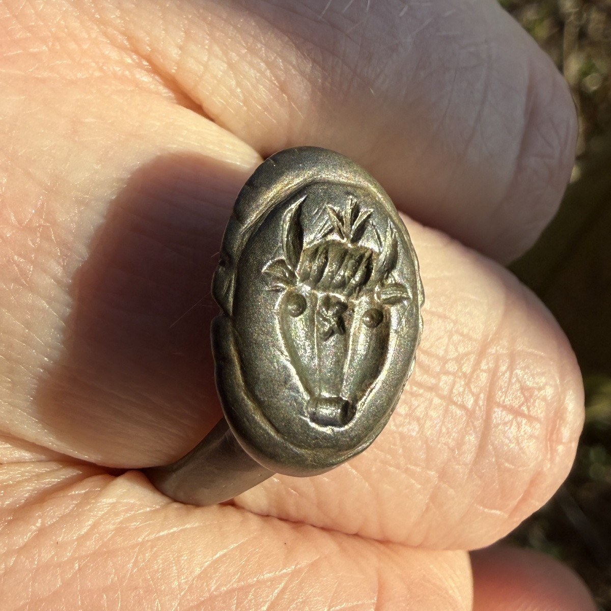 Ancient Silver Ring With An Intaglio Bucranium Motif. Roman, 4th–5th Century Ad.-photo-3