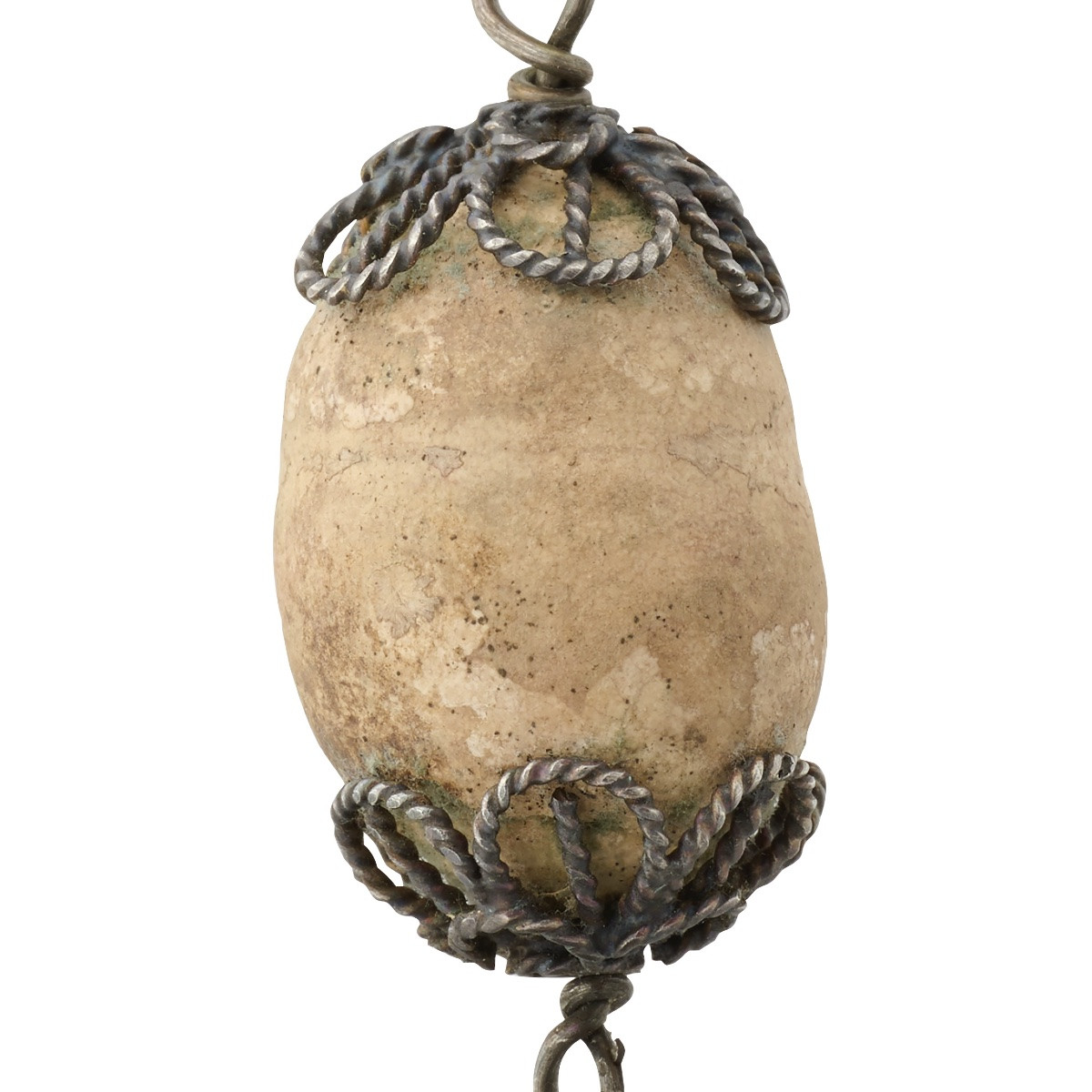 Amulette à trois bézoards montée sur filigrane d'argent. Époque coloniale néerlandaise, XVIIe -photo-3