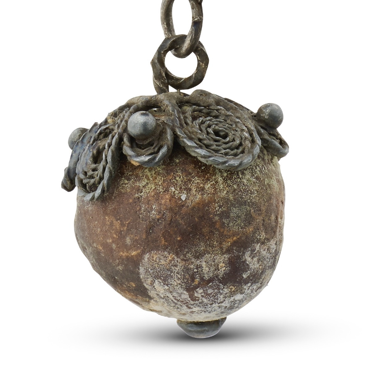 Amulette à trois bézoards montée sur filigrane d'argent. Époque coloniale néerlandaise, XVIIe -photo-4