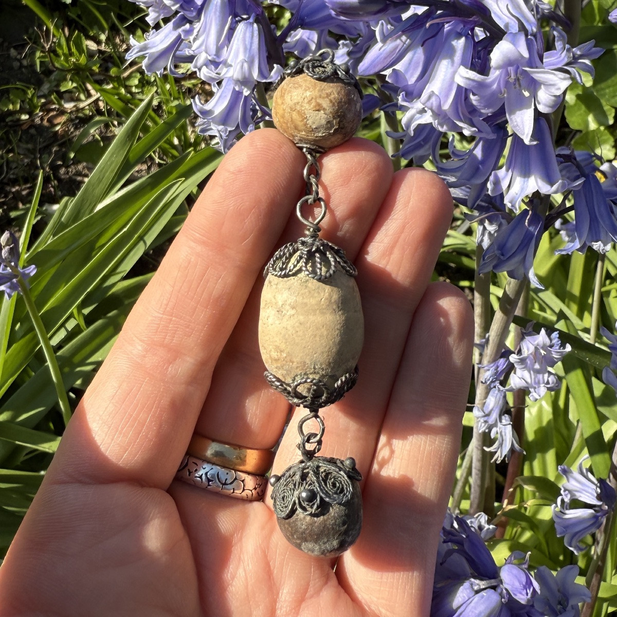 Amulette à trois bézoards montée sur filigrane d'argent. Époque coloniale néerlandaise, XVIIe -photo-1