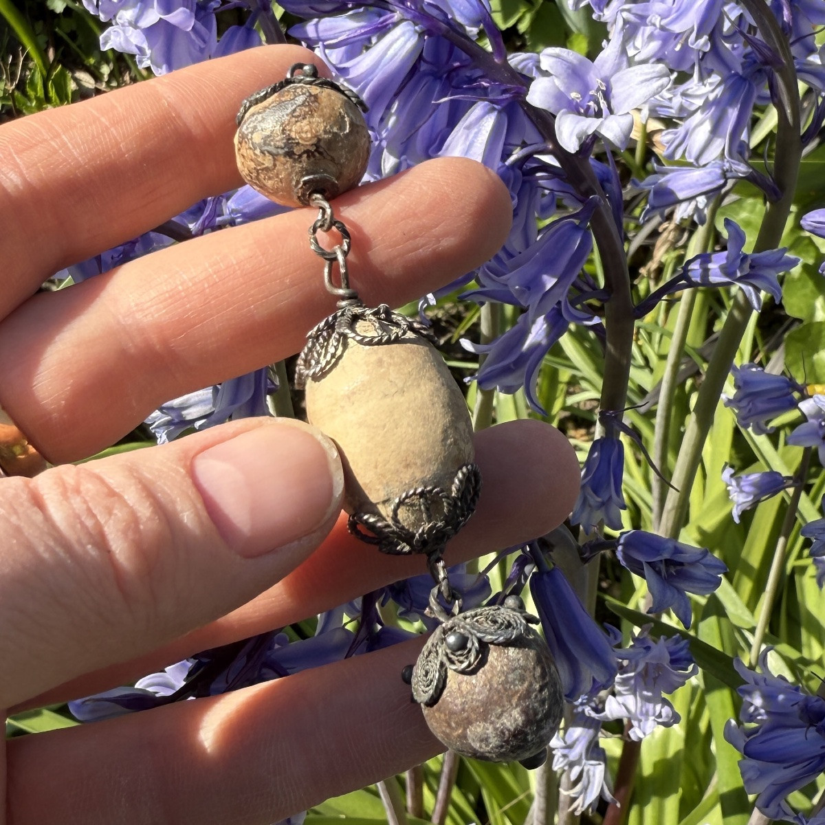 Amulette à trois bézoards montée sur filigrane d'argent. Époque coloniale néerlandaise, XVIIe -photo-3