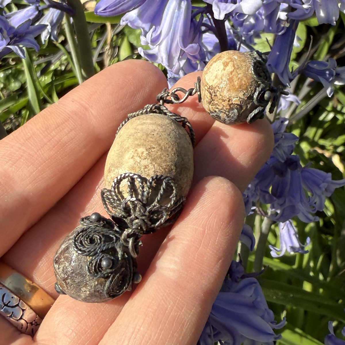 Amulette à trois bézoards montée sur filigrane d'argent. Époque coloniale néerlandaise, XVIIe -photo-4