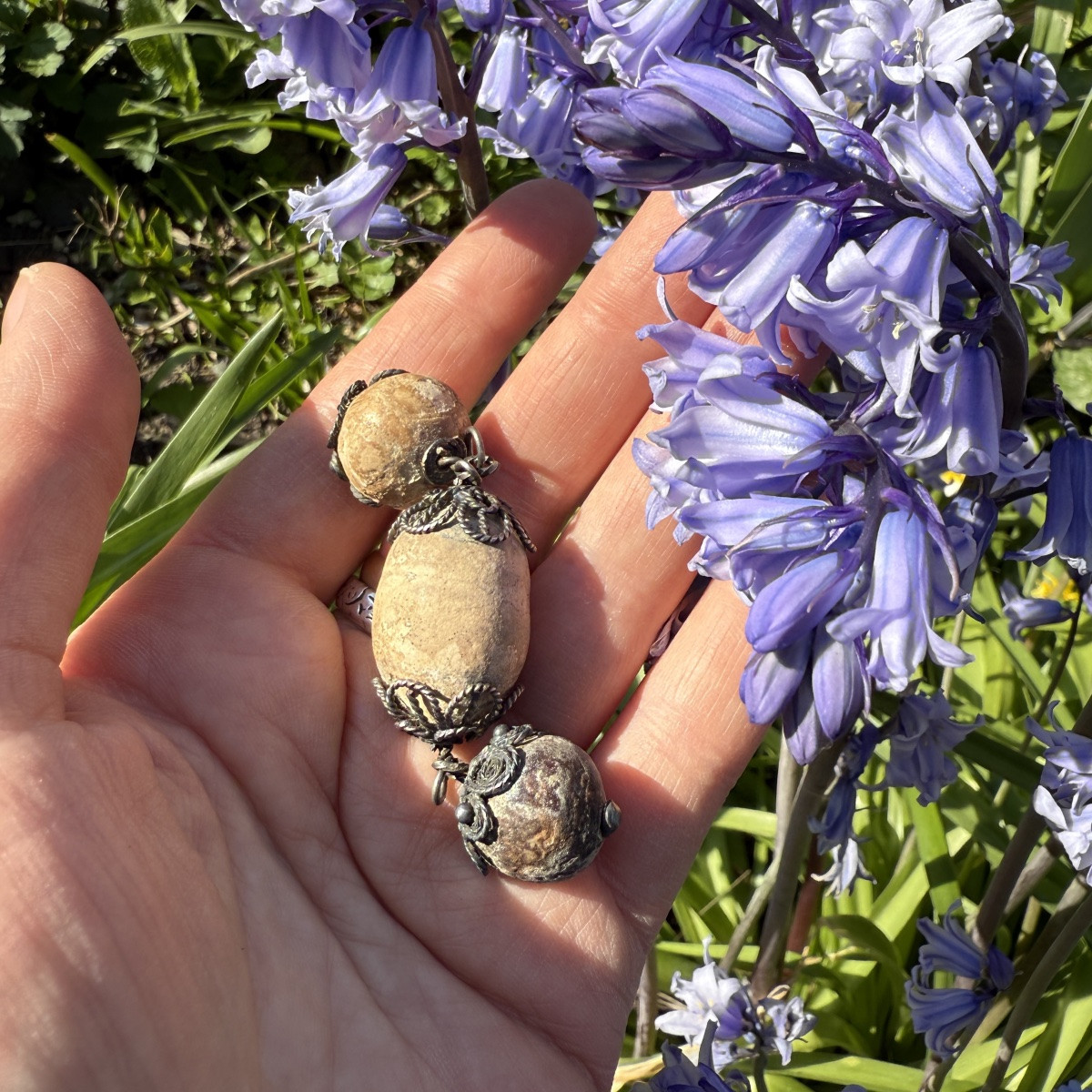 Amulette à trois bézoards montée sur filigrane d'argent. Époque coloniale néerlandaise, XVIIe -photo-5