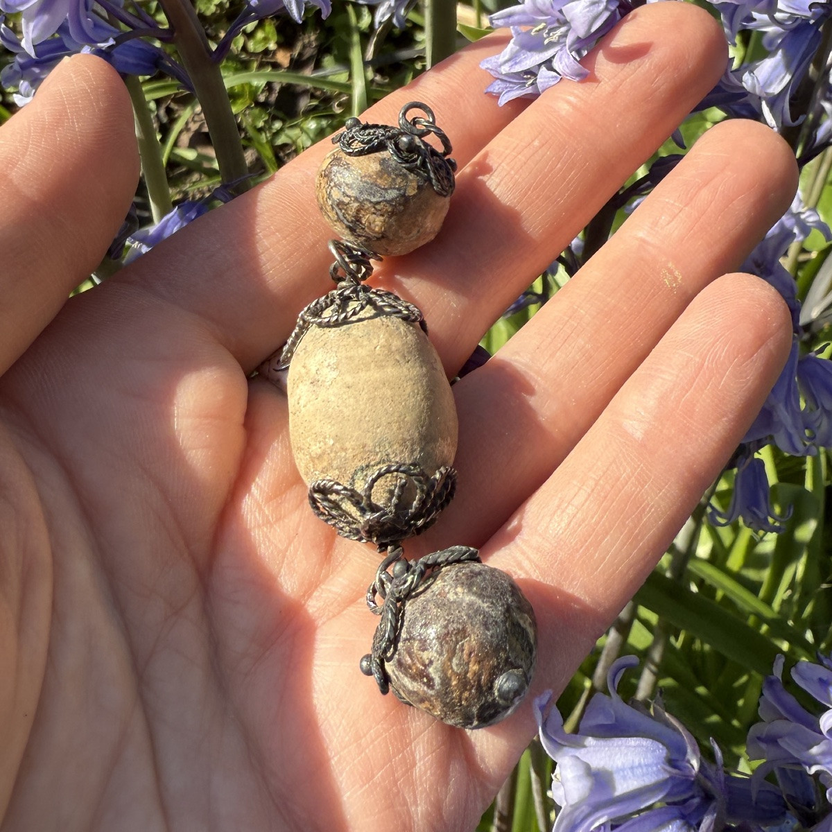 Amulette à trois bézoards montée sur filigrane d'argent. Époque coloniale néerlandaise, XVIIe -photo-8